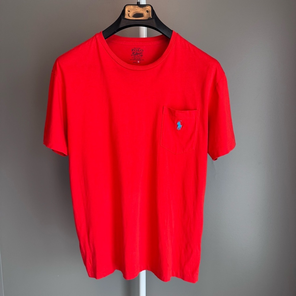 Polo Ralph a Lauren Classic Red Short Sleeve V-neck tee. Mens Small.